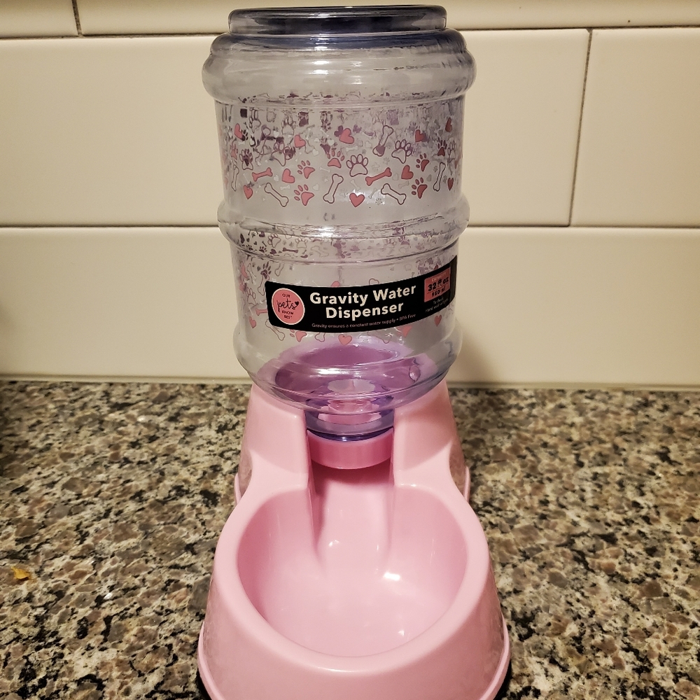 Gravity water dispenser for pet 32fl oz